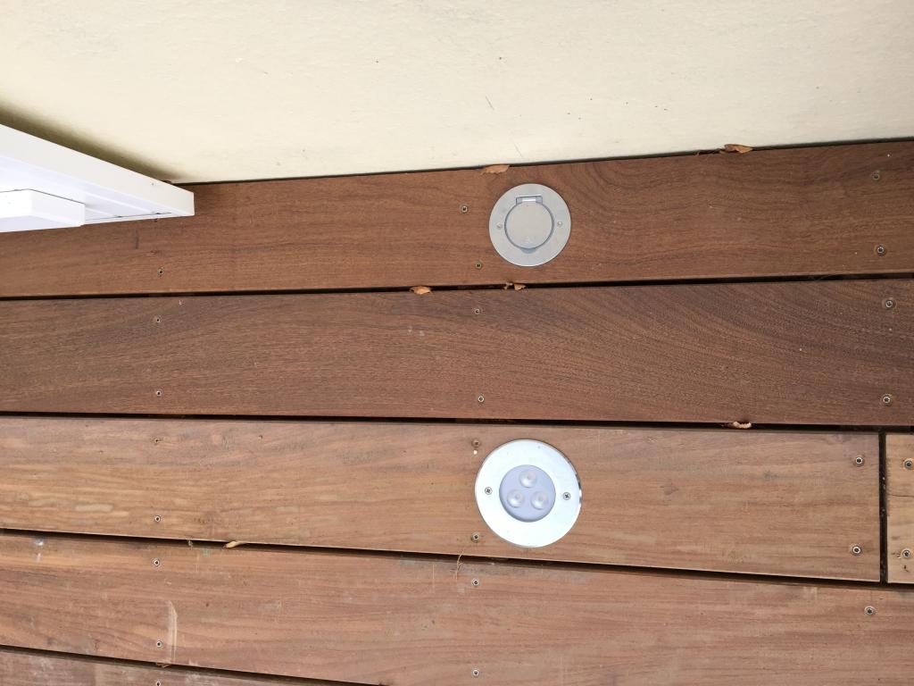 Intgration de prise lectrique et spot de lumire dans la terrasse